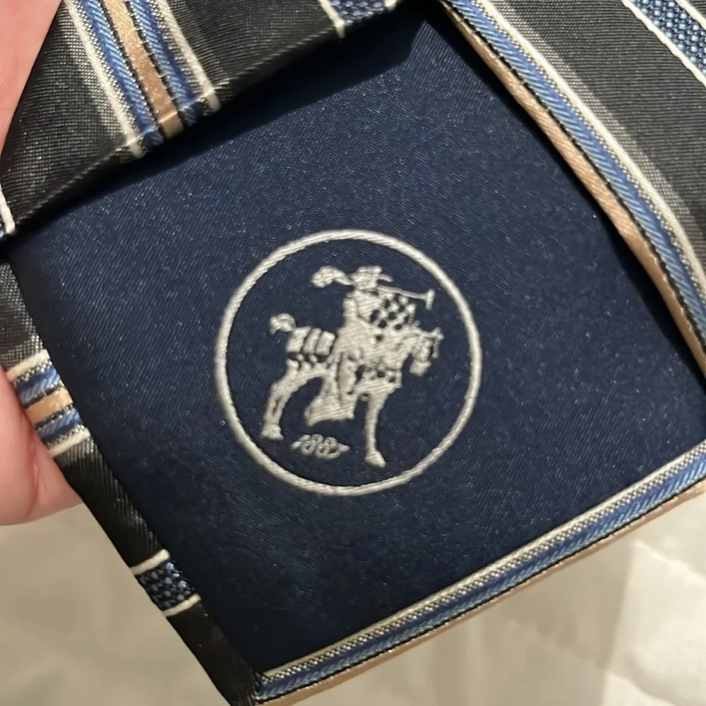 New Hart Schaffner Marx HSM Men’s Neck Tie Navy Blue Stripes 100% Silk NWT
